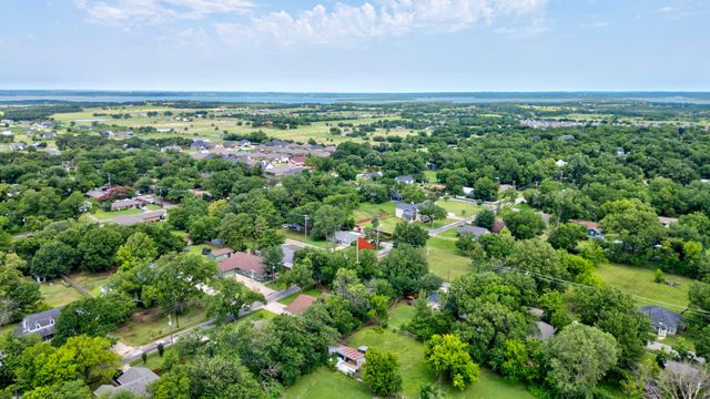 327 W Mckinney Street, Pilot Point, TX 76258