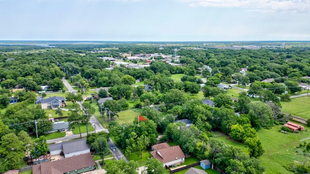 327 W Mckinney Street, Pilot Point, TX 76258