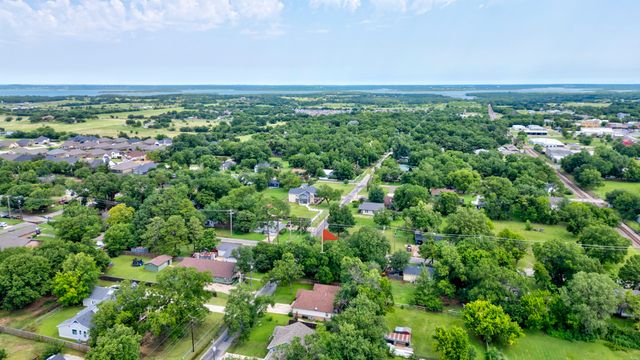 327 W Mckinney Street, Pilot Point, TX 76258