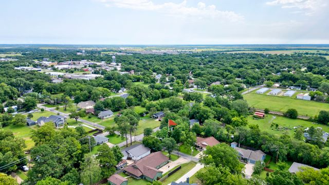 327 W Mckinney Street, Pilot Point, TX 76258