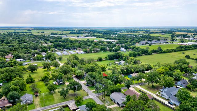 327 W Mckinney Street, Pilot Point, TX 76258