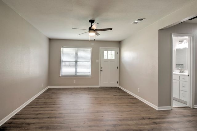 327 W Mckinney Street, Pilot Point, TX 76258