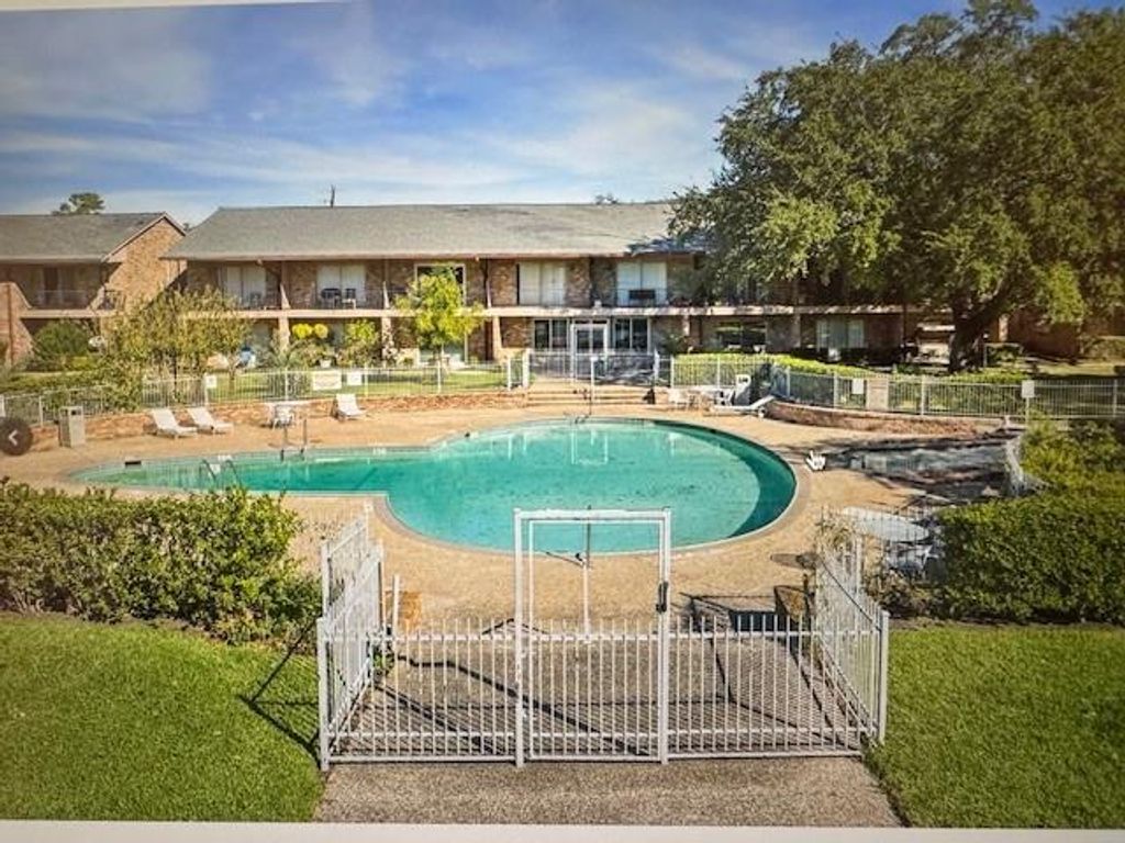 7600 Burgoyne Road 206, Houston, TX 77063