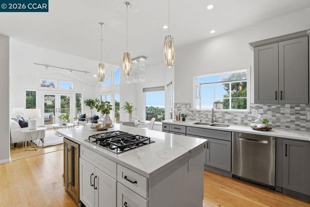 7075 7075 Elverton Dr, Oakland, CA 94611