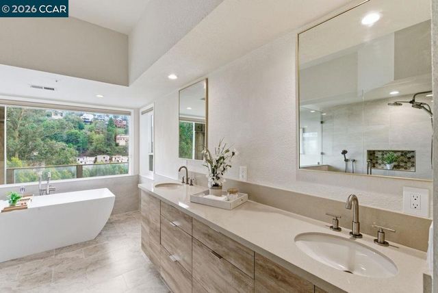 7075 7075 Elverton Dr, Oakland, CA 94611