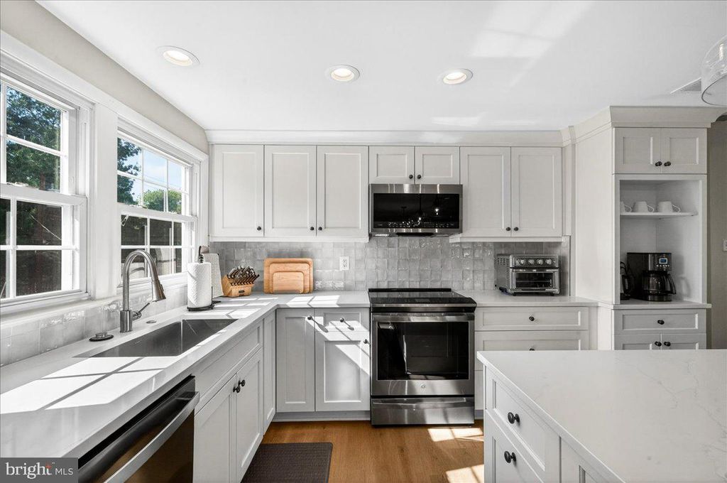 4112 MAJESTIC LN, Fairfax, VA 22033