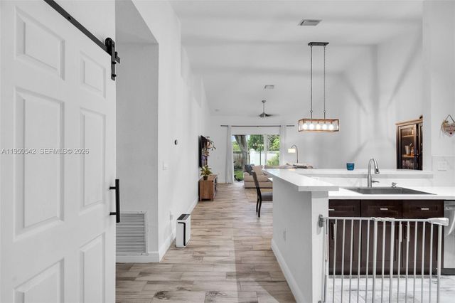 7980 S Aragon Blvd 2, Sunrise, FL 33322