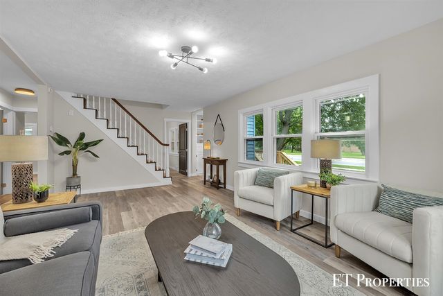 3962 Ivanrest Avenue, Grandville, MI 49418