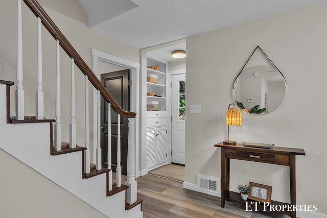 3962 Ivanrest Avenue, Grandville, MI 49418
