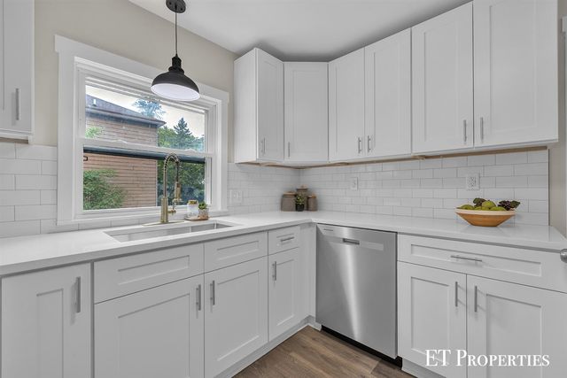 3962 Ivanrest Avenue, Grandville, MI 49418