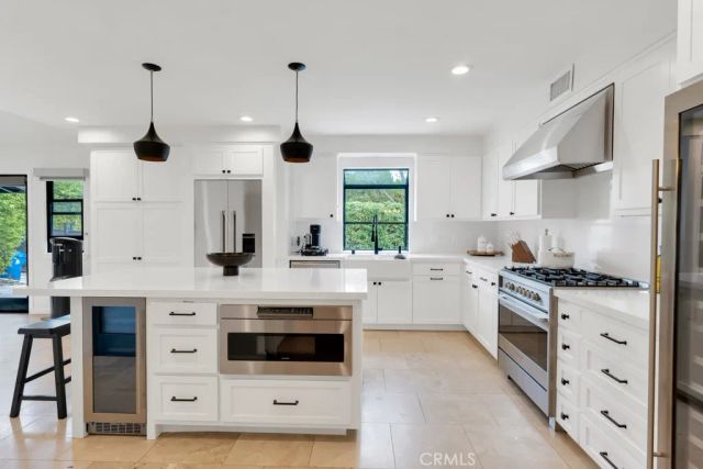 6013 Lubao Avenue, Woodland Hills, CA 91367