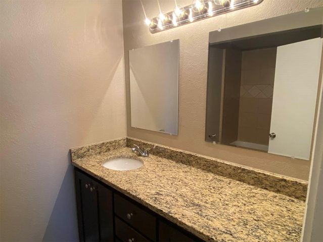 319 SE 3rd Street 104, Grand Prairie, TX 75051