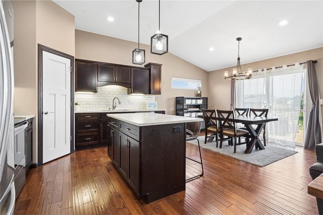 1202 Cedar Springs Dr, Marion, IA 52302