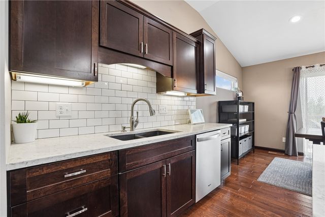 1202 Cedar Springs Dr, Marion, IA 52302
