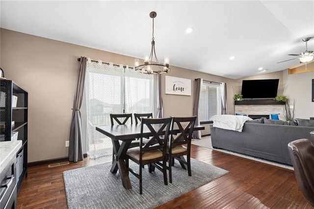 1202 Cedar Springs Dr, Marion, IA 52302