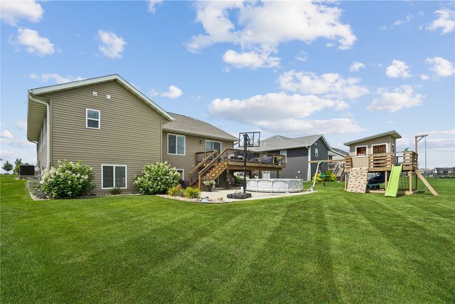 1202 Cedar Springs Dr, Marion, IA 52302