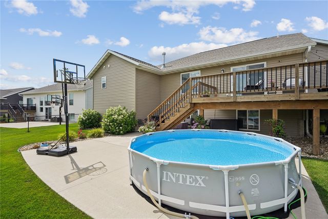 1202 Cedar Springs Dr, Marion, IA 52302
