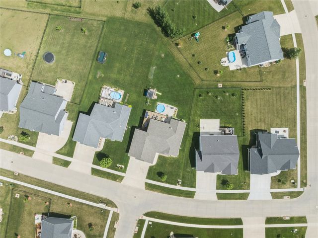 1202 Cedar Springs Dr, Marion, IA 52302