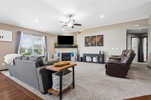 1202 Cedar Springs Dr, Marion, IA 52302
