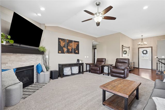 1202 Cedar Springs Dr, Marion, IA 52302