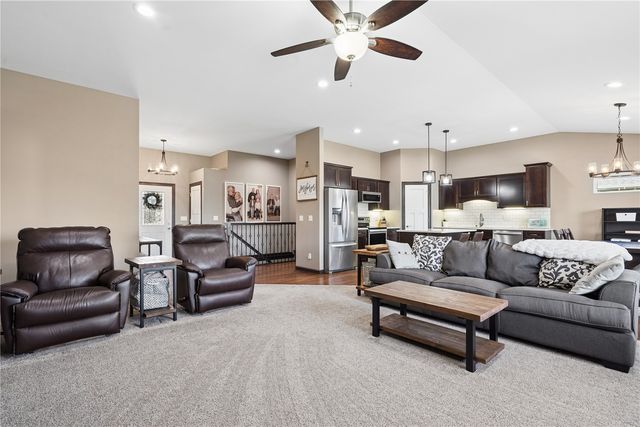1202 Cedar Springs Dr, Marion, IA 52302