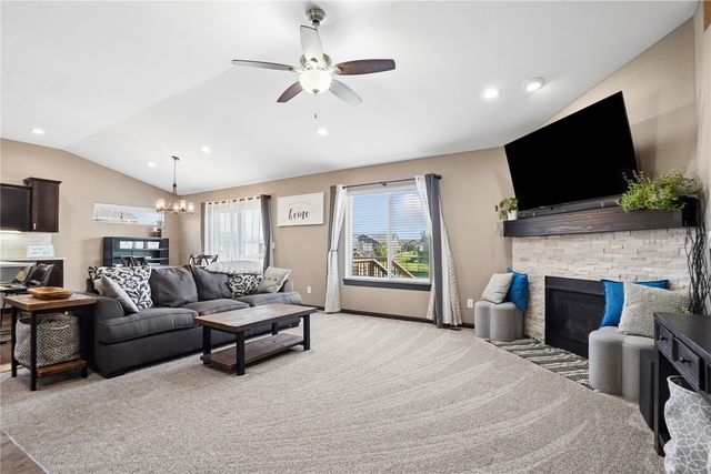 1202 Cedar Springs Dr, Marion, IA 52302