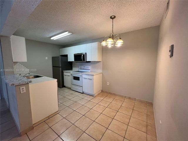 251 W Palm Cir W 107, Pembroke Pines, FL 33025