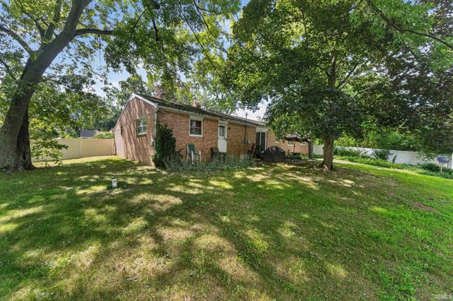 53150 Ridgewood Drive, South Bend, IN 46637