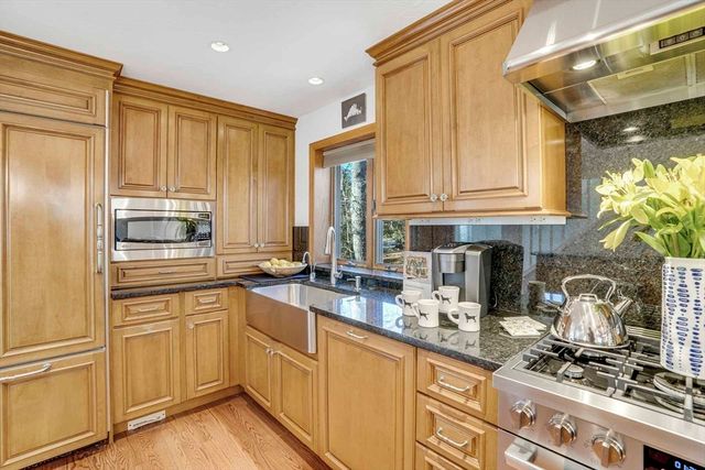 3 Hidden Cove Rd, Oak Bluffs, MA 02557