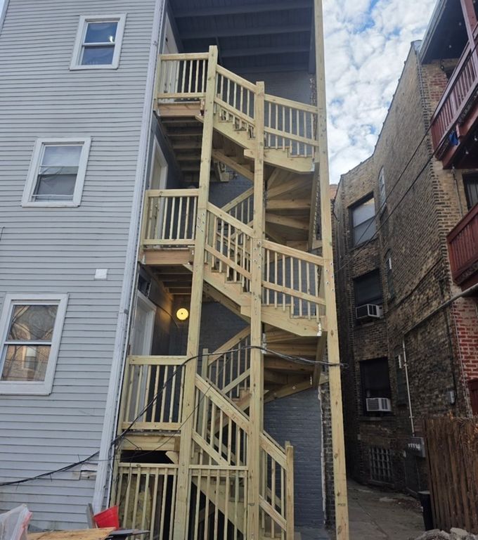 Image 2 of property listing at 2044 W Birchwood Avenue, Chicago, IL 60645
