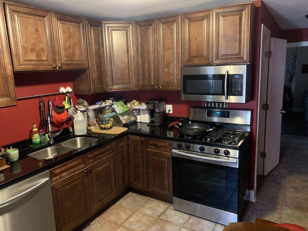 Image 11 of property listing at 2044 W Birchwood Avenue, Chicago, IL 60645