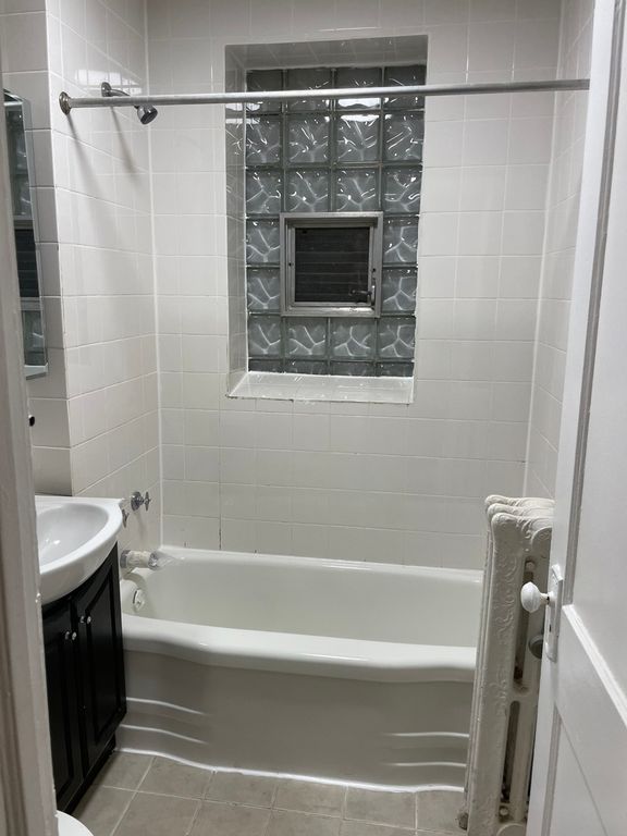 Image 15 of property listing at 2044 W Birchwood Avenue, Chicago, IL 60645