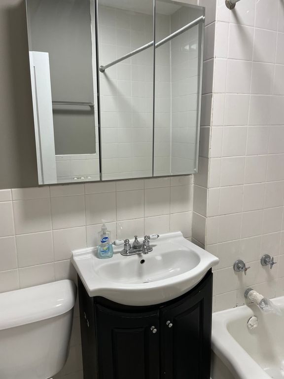 Image 16 of property listing at 2044 W Birchwood Avenue, Chicago, IL 60645