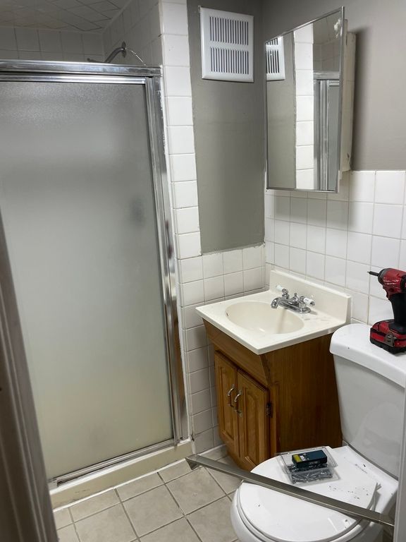 Image 19 of property listing at 2044 W Birchwood Avenue, Chicago, IL 60645