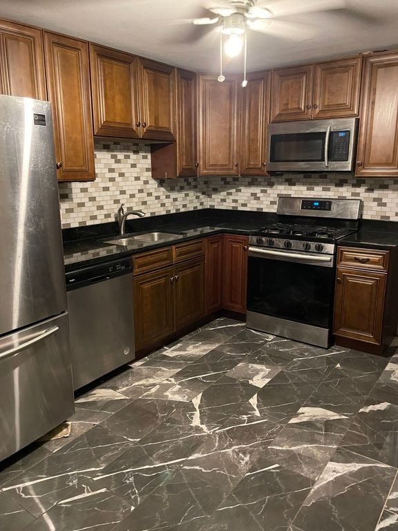 Image 20 of property listing at 2044 W Birchwood Avenue, Chicago, IL 60645
