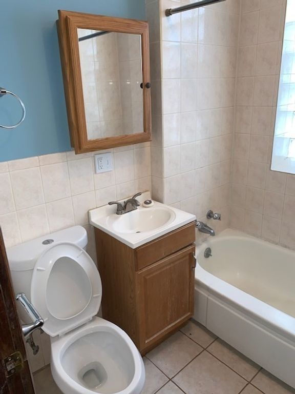 Image 29 of property listing at 2044 W Birchwood Avenue, Chicago, IL 60645