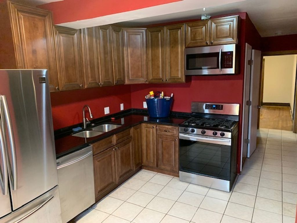Image 32 of property listing at 2044 W Birchwood Avenue, Chicago, IL 60645
