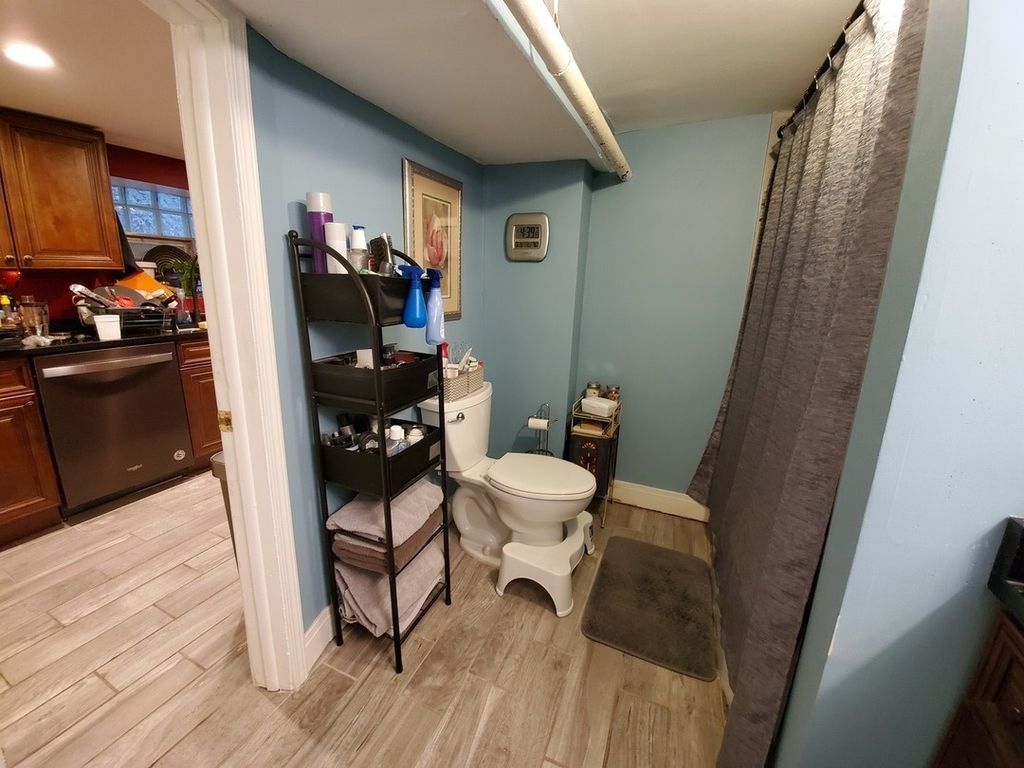 Image 42 of property listing at 2044 W Birchwood Avenue, Chicago, IL 60645