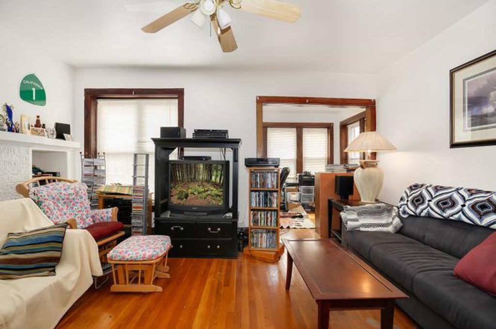 Image 6 of property listing at 2044 W Birchwood Avenue, Chicago, IL 60645