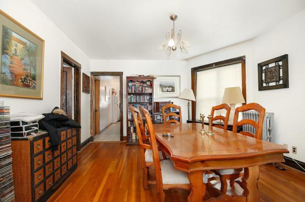 Image 7 of property listing at 2044 W Birchwood Avenue, Chicago, IL 60645