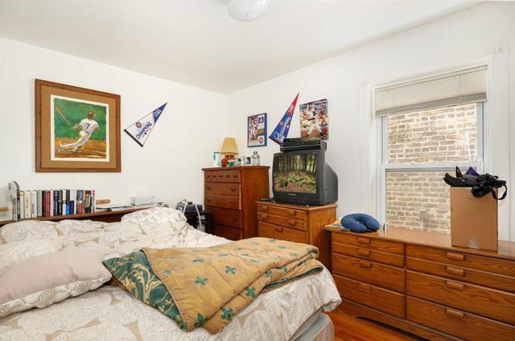 Image 8 of property listing at 2044 W Birchwood Avenue, Chicago, IL 60645