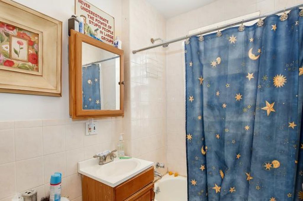 Image 9 of property listing at 2044 W Birchwood Avenue, Chicago, IL 60645