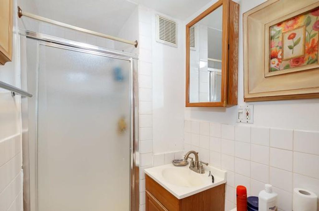 Image 10 of property listing at 2044 W Birchwood Avenue, Chicago, IL 60645