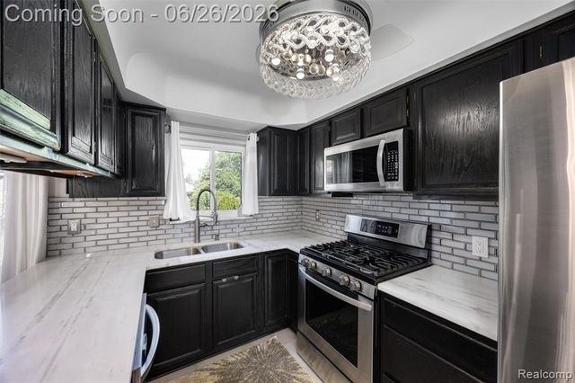 174 Pleasant Lake Drive, Waterford, MI 48327