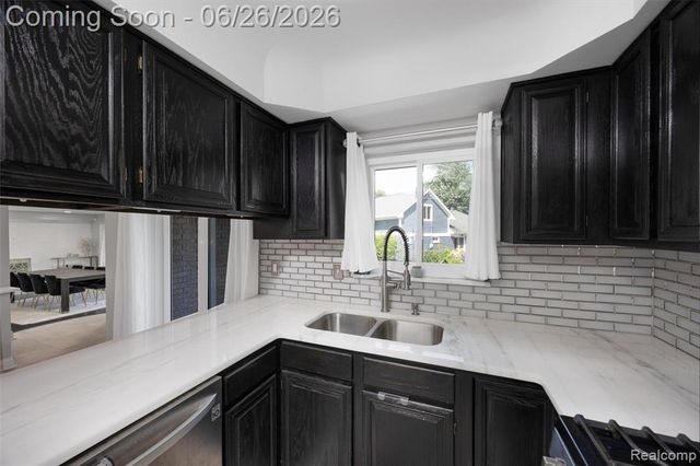 174 Pleasant Lake Drive, Waterford, MI 48327