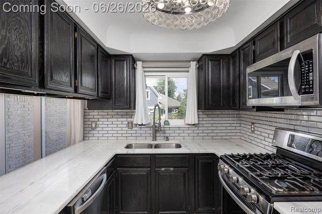 174 Pleasant Lake Drive, Waterford, MI 48327