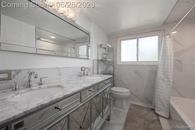 174 Pleasant Lake Drive, Waterford, MI 48327