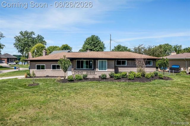 174 Pleasant Lake Drive, Waterford, MI 48327