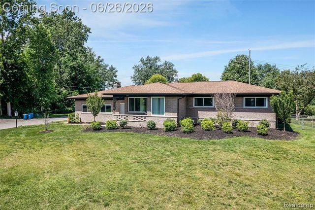 174 Pleasant Lake Drive, Waterford, MI 48327