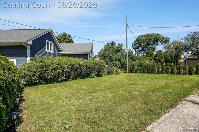 174 Pleasant Lake Drive, Waterford, MI 48327